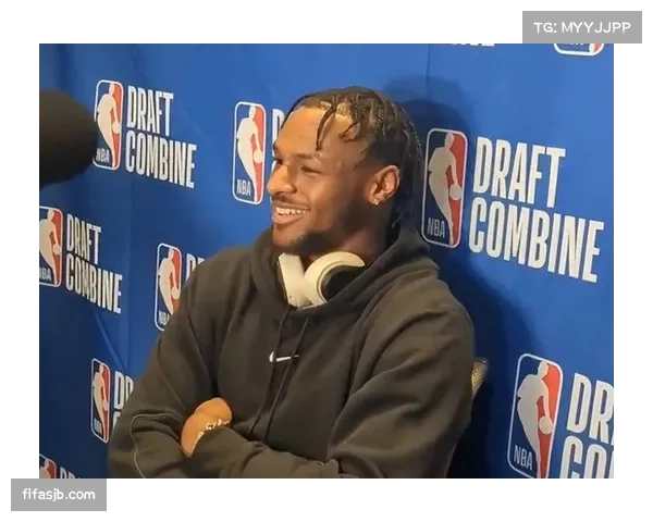 布朗尼半场失误频频表现低迷仍在努力调整节奏寻找状态